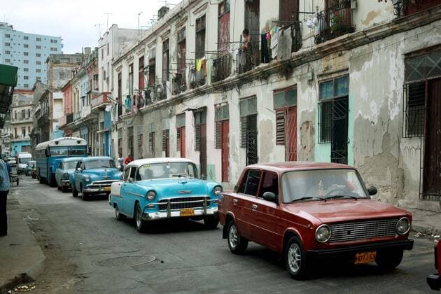 Kuba, Havanna. Havanna Centro Altstadt. Alte Fassaden und alte Autos, die amerikanischen Oldtimer gehoeren zum normalen Strassenbild. Der Alltag in Havanna mit broeckelnden Fassaden und Haus-Ruinen bietet einen maroden Anblick.