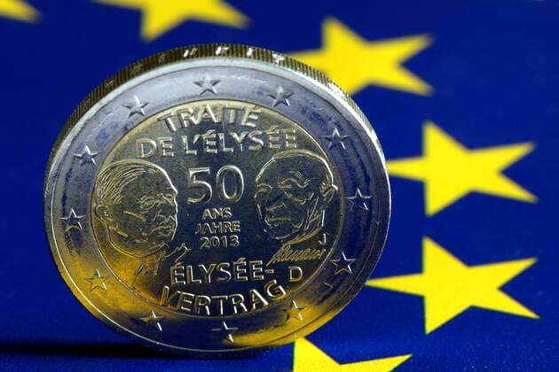 2 Euro Gedenkmünze anlässlich des 50. Jahrestags der Unterzeichnung des Elysee Vertrag es 1953 mit Konterfei s Charles de Gaulle und Konrad Adenauer steht auf der Flagge der EU Europaeischen Union