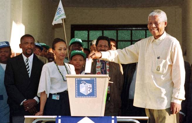IMAGO History, Ende der Apartheid in S?dafrika: 1990-1994 Nelson Mandela votes for the first time in South Africa s first multiracial elections at a township on the outskirts of Durban, KwaZulu Natal 1994, High Rates Apply, Editorial use only.