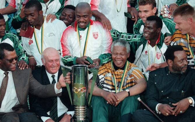 IMAGO History, Ende der Apartheid in S?dafrika: 1990-1994 Nelson Mandela, King Goodwill Zwelithini, Frederik Willem (FW) De Klerk and Steve Tshwete sit and celebrate with Bafana Bafana players after South Africa won the Africa Nations Cup Final at FNB at the Stadium 1996, Editorial use only.