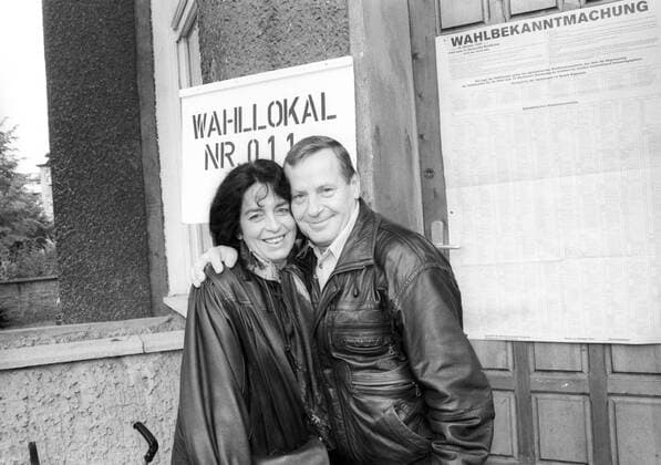 Bundestagswahlen 1994: Lothar Bisky (Deutschland PDS-Bundesvorsitzender) mit seiner Frau Almuth vor einem Wahllokal in Berlin-Oberschöneweide