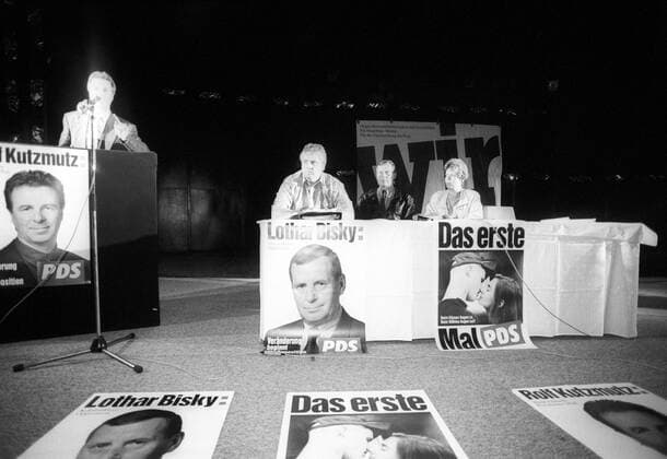 Wahlkampf der PDS zu den Bundestagswahlen 1994 in Potsdam: Rolf Kutzmutz (Deutschland PDS) hält eine Rede, daneben Lothar Bisky (2.v.re., Deutschland PDS-Bundesvorsitzender) und Sigrid Müller