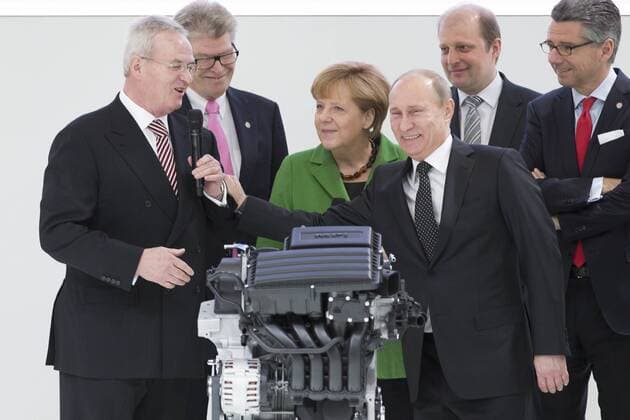 08.04.2013, Messegelände, Hannover, Wladimir Putin (Präsident der Russischen Föderation) und Angela Merkel (Bundeskanzlerin und Bundesvorsitzende der CDU) beim Messerundgang zur Eröffnung der Hannover Industrie Messe 2013, im Bild Martin Winterkorn (Vorstandsvorsitzender der Volkswagen AG) erklärt Angela Merkel (Bundeskanzlerin und Bundesvorsitzende der CDU) und Wladimir Putin (Präsident der Russischen Föderation) den neuen Motor für die russische Fahrzeugproduktion GER, POL, Wladimir Putin (Präsident der Russischen Föderation) und Angela Merkel (Bundeskanzlerin und Bundesvorsitzende der CDU) auf der Industriemesse 2013