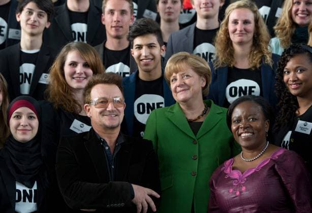 Mitbegruender und Botschafter Sir Paul David HEWSON (Musiker Bono) und Bundeskanzlerin Angela MERKEL. Treffen der Bundeskanzlerin mit Jugendbotschaftern der entwicklungspolitischen Organisation ONE im Bundeskanzleramt in Berlin, Deutschland am 08.04.2013.