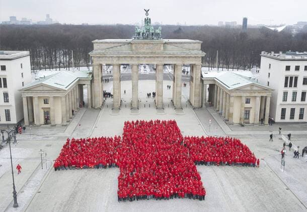 Mehrere hundert rot gekleidete Mitarbeiter des Deutschen Roten Kreuzes formten am 13.01.2013, zum Auftakt des Jubiläumsjahres, vor dem Brandenburger Tor in Berlin ein riesiges Rotes Kreuz. Die Geburtsstunde des Roten Kreuzes schlug 1859 auf einem Schlachtfeld im italienischen Solferino. Österreicher auf der einen Seite und Italiener sowie Franzosen auf der anderen Seite lieferten sich hier einen erbitterten Kampf. Am Abend bedeckten 40.000 Tote und Verwundete die blutgetränkte Erde. Ein junger Mann aus Genf, Henri Dunant, wurde Zeuge des Grauens; er betreute die Opfer, so gut er konnte. Dunant wollte dauerhaft helfen. Mit vier Gleichgesinnten gründete er die Genfer Gesellschaft für öffentliche Wohlfahrt. Man traf sich zum ersten Mal vor genau 150 Jahren - am 17. Februar 1863. Aus der kleinen, unbekannten Gesellschaft entwickelte sich das Internationale Komitee vom Roten Kreuz. Henri Duna 403173 EDITORIAL USE ONLY