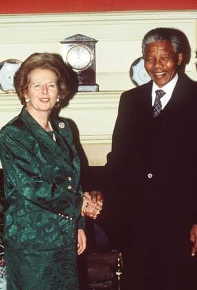 IMAGO History, Ende der Apartheid in Südafrika: 1990-1994 Rt Hon MARGARET THATCHER MP Conservative MP for Finchley Prime Minister of Britain with NELSON MANDELA Deputy President African National Congress At Downing Street during his first visit to Britain since his release COMPULSORY CREDIT: UPPA Photoshot Photo UEX 000905 A-01 04.07.1990 