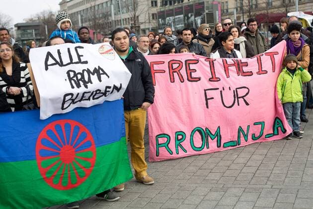 Protest am Internationalen Roma Tag am 8.April 2013 gegen die Diskriminierung und Ausgrenzung von Sinti und Roma im Gedenken an den Porajmos, den nationalsozialistischen Voelkermord an den europaeischen Roma im Dritten Reich. Berlin, Deutschland. Roma protesting against discrimination against Roma on International Roma Day on April 8, 2013. Berlin, Germany. Internationalen Roma Tag