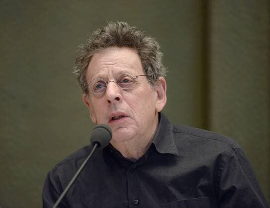 Pressekonferenz zur Uraufführung der Oper - Spuren der Verirrten - von Philipp Glass nach einem Roman von Peter Handke als Eröffnungsaufführung der neuen Linzer Oper. Dieses Bild zeigt den Komponisten der Oper Philipp Glass 2013 - Pressekonferenz zur Uraufführung der Oper - Spuren der Verirrten - von Philipp Glass nach einem Roman von Peter Handke als Eröffnungsaufführung der neuen Linzer Oper - Landeshauptmann des österreichischen Bundeslandes Oberösterreich Josef Pühringer