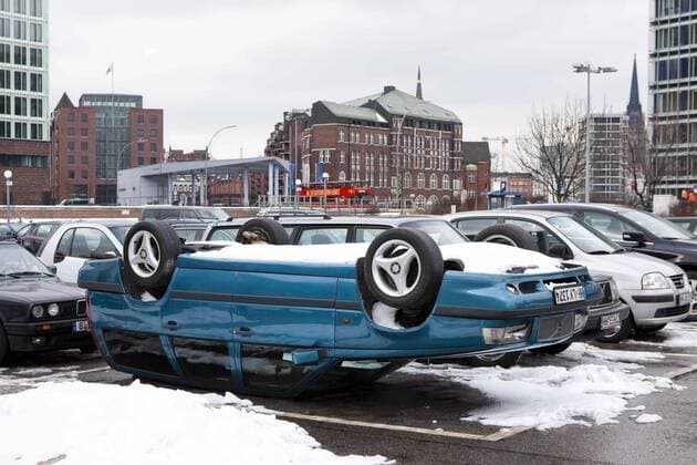 Ein Exponat von Hans Peter Feldmann - ein auf dem Dach liegendes Auto - ist am 21.03.2013 auf dem Parkplatz vor den Deichtorhallen in Hamburg zu sehen. Auto Dach umgekehrt Unfall Kunst
