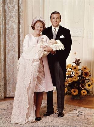 Taufe von Prinz Willem-Alexander in Den Haag: Prinzessin Beatrix der Niederlande und Ehemann Prinz Klaus von Amsberg mit ihrem Sohn 