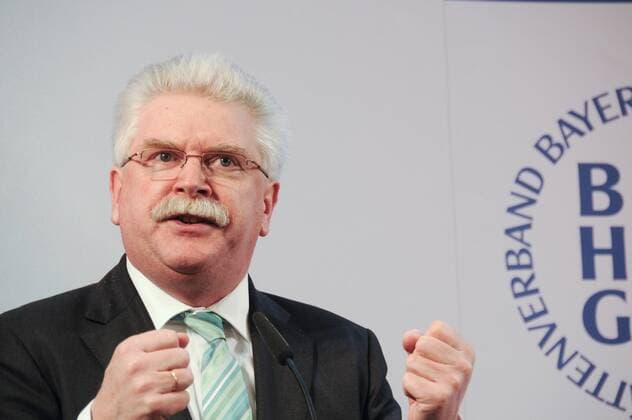 München, Gastro-Frühling des Bayerischen Hotel und Gaststättenverband auf dem Frühlingsfest im Hippodrom auf der Theresienwiese, es spricht vor vollem Haus Wirtschaftsminister Martin Zeil