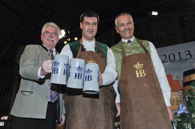 München, Maibockanstich im Münchner Hofbräuhaus, Martin Zeil MdL, Markus Söder MdL, Bayerischer Staatsminister der Finanzen, Dr. Michael Moeller Direktor Staatliches Hofbräuhaus