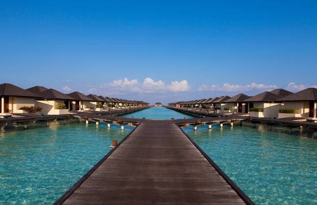 Steg, Wasserbungalows auf Paradise Island, Lakanfinolhu, Male, Nord Male Atoll, Malediven, Asien iblmox03012001.jpg