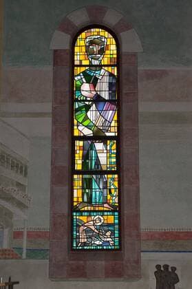Rheinstetten, DEU, 13.02.2013: Die Kirche St. Ursula in Neuburgweier wurde vom Künstler Emil Wachter ausgemalt. Die Glasfenster im Schiff -Die zwoelf Apostel- wurden 1952 von ihm gestaltet.