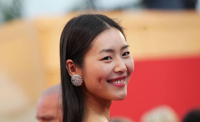 CANNES -- Chinese model Liu Wen poses for photos as she arrives for the screening of the American film All Is Lost presented out of Competition at the 66th edition of the Cannes Film Festival in Cannes, southern France, May 22, 2013. (Xinhua Gao Jing)(axy) FRANCE-CANNES-FILM FESTIVAL-ALL IS LOST-PREMIERE 