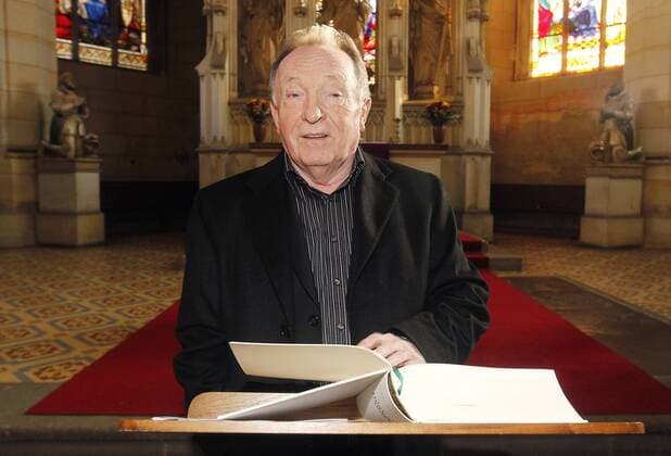 Der Schauspieler Peter Sodann liest am Montag (03.12.2012) in der Wittenberger Schlosskirche aus einer Jerusalem-Bibel. Die Bibel nach der neuesten lutherischen Übertragung wurde dort von Vertretern der Bild -Zeitung, der Evangelischen Kirche in Deutschland (EKD) und dem Berliner Quadriga-Verlag feierlich vorgestellt. Erstmals sei eine Bild -Bibel mit der Übersetzung von Martin Luther (1483-1546) in der aktuellsten Textfassung erschienen, hieß es. (Siehe epd-Meldung vom 03.12.2012) DER ABDRUCK DES EPD-FOTOS IST HONORARPFLICHTIG! Jerusalem-Bibel nach neuester Übersetzung in Wittenberg präsentiert 400861 EDITORIAL USE ONLY