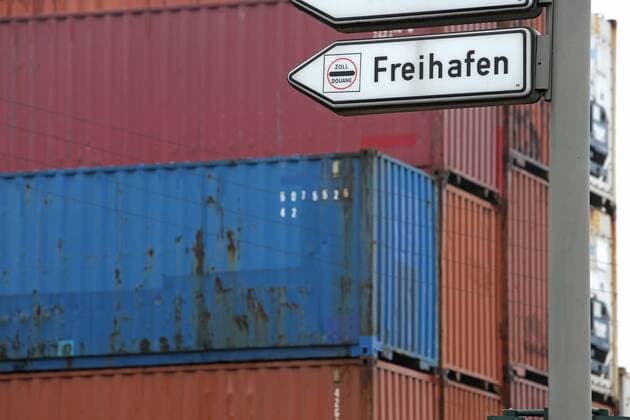 Straßenschild im Hamburger Stadtteil Wilhelmsburg, das auf den Freihafen hinweist (Foto vom 18.12.2012). Schilder wie dieses entfallen ab dem Jahreswechsel mit der Auflösung des Freihafens Hamburg zum 1. Januar 2013.) DER ABDRUCK DES EPD-FOTOS IST HONORARPFLICHTIG! Der Freihafen Hamburg wird zum 1.1.2013 aufgelöst 401910 EDITORIAL USE ONLY