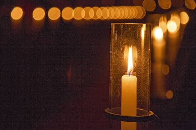 Ökumenischer Bittgottesdienst für den Frieden in der Welt in Pirna an der Elbe (Sachsen) am Busstag, 21.11.2012. Die Friedensdekade stand in diesem Jahr unter der Überschrift: Mutig für Menschenwürde . In den Kirchgemeinden fanden dazu an den 9 vorhergehenden Abenden Andachten zu diesem Thema statt. Am Busstag begann der zentrale ökumenische Gottesdienst in der katholischen Klosterkirche. Von dort fand anschließend eine Kerzenprozession durch die Altstadt zur evangelischen Marienkirche statt. Hier wurde der zweite Teil des Gottesdienstes gefeiert. DER ABDRUCK DES EPD-FOTOS IST HONORARPFLICHTIG! Kerzenprozession zur Friedensdekade am Busstag in Pirna 406597 EDITORIAL USE ONLY