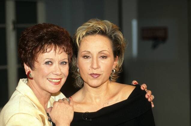 Die Schauspielerin Hildegard Krekel mit ihrer älteren Schwester Lotti Krekel (l) am 01.07.1998 in Köln.