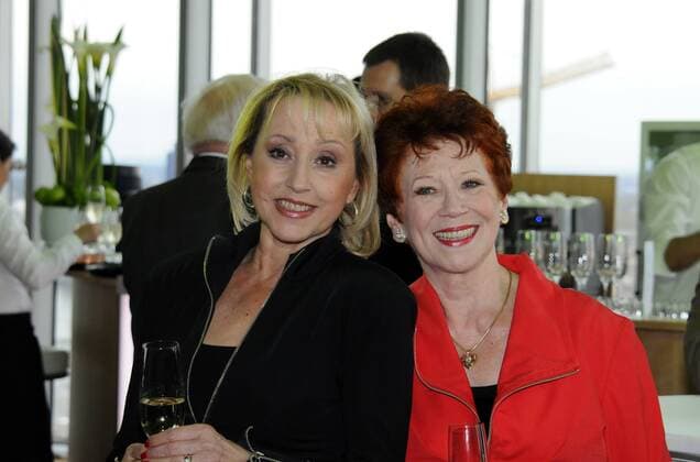 Hildegard (l-r) und ihre Schwester Lotti Krekel posieren am 26.04.2012 beim WDR-Treff in Köln. Der Fernsehsender lädt traditionell Persönlichkeiten aus Politik, Kultur, Sport, Wirtschaft und Gesellschaft zum WDR-Treff ein.