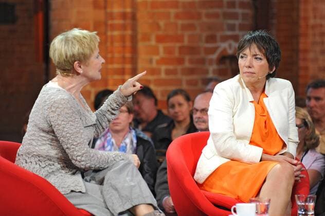 Zu dem Thema Frauen im Rollenstress: Kindersegen oder Berufserfolg? diskutierten am Donnerstag, 19.07.2012, bei der evangelischen Talkshow Tacheles - Talk am roten Tisch in der Marktkirche in Hannover: die Publizistin Bascha Mika und Margot Käßmann, EKD-Botschafterin für das Reformationsjubiläum 2017 (Foto, v.l.) sowie die Journalistin Birgit Kelle und Klaus Zeh, CDU-Politiker und Präsident des Deutschen Familienverbandes. (Siehe epd-Bericht vom 20.07.2012) DER ABDRUCK DES EPD-FOTOS IST HONORARPFLICHTIG! Talkshow Tacheles in Hannover 390753 EDITORIAL USE ONLY
