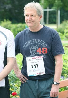 Der sächsische evangelische Landesbischof Jochen Bohl (Foto) nahm am Samstag (21.07.2012) in Leipzig beim Benefizlauf der Spenden-Aktion Kindern Urlaub schenken teil. Zum Start der Sommerferien hatten die Diakonie Sachsen und Mitteldeutschland und die Johanniter-Unfall-Hilfe Sachsen zu der Spenden-Aktion in den Clara-Zetkin-Park eingeladen. Für jede absolvierte 400-Meter-Runde wurden Spenden gesammelt, um Schülern aus armen Verhältnissen einen Ferienaufenthalt zu ermöglichen. Nach Diakonieangaben reichen 15 Euro, um einem betroffenen Kind einen Tag Erholung und Förderung zu schenken. (Siehe epd-Medlung vom 21.07.2012) DER ABDRUCK DES EPD-FOTOS IST HONORARPFLICHTIG! Benefizlauf Kindern Urlaub schenken mit Landesbischof Bohl 390776 EDITORIAL USE ONLY