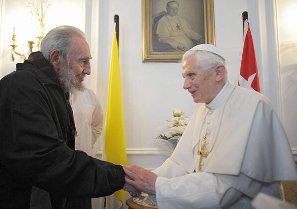 Zum Abschluss seines Kuba-Besuches ist Papst Benedikt XVI. am Mittwoch (28.03.2012) in Havanna mit dem früheren Staatschef Fidel Castro (li.) zusammengetroffen. Der Revolutionsführer hatte Benedikt um einige Minuten seiner kostbaren Zeit gebeten. Zuvor hatte der Papst mit mehreren Hunderttausend Menschen in Havanna eine große Freilichtmesse gefeiert. Bei dem von starken Sicherheitsvorkehrungen begleiteten Gottesdienst auf der Plaza de la Revolución forderte das Kirchenoberhaupt Kuba auf, weitere Schritte auf dem Weg zur Achtung der Religionsfreiheit zu gehen. DER ABDRUCK DES EPD-FOTOS IST HONORARPFLICHTIG! Papst Benedikt trifft in Kuba Fidel Castro 383952 EDITORIAL USE ONLY
