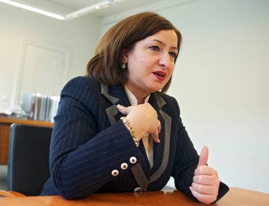 Berlins Integrationssenatorin Dilek Kolat (SPD) hat mit Skepsis auf die Ergebnisse des Spitzentreffens zum Rechtsextremismus reagiert. In einem Gespräch mit dem Evangelischen Pressedienst (epd) sprach Kolat am Mittwoch (25.01.2012, Foto) in Berlin von Aktionismus . Viel entscheidender als ein öffentlichkeitswirksames Gipfeltreffen sei die Frage, wie nachhaltig der Kampf gegen rechtsextremistische Gewalt in der gesamten Gesellschaft tatsächlich geführt werde. Hier müsse über Jahre eine kontinuierliche präventive Arbeit geleistet werden, fügte Kolat hinzu. Das Spitzentreffen sei auch ein Eingeständnis der Politik , in der Vergangenheit zuwenig gegen den Rechtsextremismus getan zu haben. (Siehe epd-Gespräch vom 25.01.2012) DER ABDRUCK DES EPD-FOTOS IST HONORARPFLICHTIG! Berlins Integrationssenatorin Dilek Kolat 380048 EDITORIAL USE ONLY