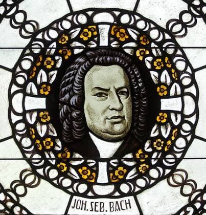Ausschnitt eines Farbglasfensters mit einem Porträt von Johann Sebastian Bach in der evangelischen Stadtkirche im thüringischen Lauscha (Foto vom 06.09.2011). Die Kirche wurde vor 100 Jahren, am 17. September 1911, eingeweiht und ist weithin beispiellos. Nirgendwo anders im Thüringer Wald thront ein evangelisches Gotteshaus derart dominant über einem Ort wie in der kleinen Glasbläserstadt Lauscha südlich des Rennsteigs. Neben einem imposanten Äußeren war dem Leipziger Baurat Julius Zeißig besonders die Innenausstattung wichtig. Während andernorts Kirchenfenster häufig nach Vorlagen alter Meister entstanden, gestaltete für Lauscha der Kunstmaler Karl Schulz aus Dresden eigene Entwürfe. Gefertigt wurden die gläsernen Kunstwerke in der renommierten Dresdner Werkstatt Bruno Urban. (Siehe epd-Bericht vom 07.09.2011) DER ABDRUCK DES EPD-FOTOS IST HONORARPFLICHTIG! Jugendstilkirche im thüringis 370469 EDITORIAL USE ONLY