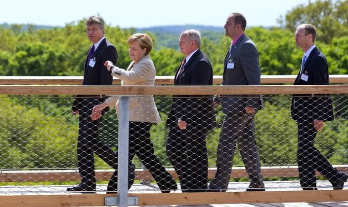 Bundeskanzlerin Merkel eröffnet das Baumwipfelpfad , Bundeskanzlerin Angela Merkel (CDU,2.l.) spaziert mit Landwirtschaftsminister Till Backhaus (SPD,m.), Generalsekretaer der Deutschen Bundesstiftung Umwelt, Fritz Brickwedde (l.) und dem Vorstandssprecher der Erlebnis AKADEMIE AG, Bernd Bayerkoehler (2.r.) auf dem Adlernest im Naturerlebniszentrum Prora. Die 82 Meter über dem Meeresspiegel thronenden Aussichtsplattform bietet einen weiten Blick über die Insel Ruegen. Nach Angaben der Deutschen Bundesstiftung Umwelt (DBU) flossen 13,5 Millionen Euro in das Informationszentrum sowie in einen 1250 Meter langen barrierefreien Baumwipfelpfad, den ein Aussichtsturm in Form eines Adlerhorstes kroent. -