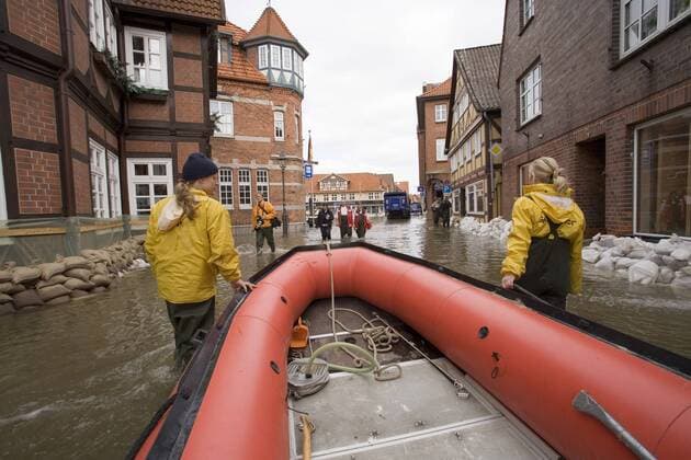 Schlauchboot und Lastwagen in ueberfluteter Stadt, Deutschland, Niedersachsen, Elbe, Hitzacker rubber boat and lorries in flooded town, Germany, Lower Saxony, Elbe, Hitzacker BLWS074713