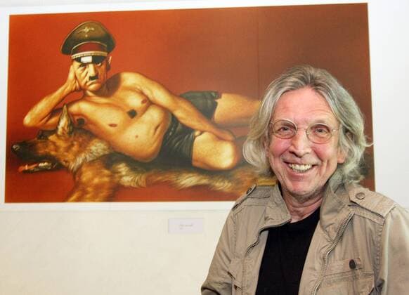 Der österreichische Karikaturist Gerhard Haderer am Dienstag (05.07.2011) im caricatura museum frankfurt vor seiner Hitler-Karikatur Only one ball (2009). Der geniale Österreicher pisackt seit mehr als 27 Jahren mit seiner Kunst nicht nur eitle Feldherrn, sondern auch ganz normale Menschen. Das caricatura museum frankfurt widmet ihm ab Donnerstag (07.07.2011) eine Werkschau. Im Zentrum der Ausstellung Haderer! stehen die Arbeiten, die der in Linz lebende Künstler seit 1991 für das Hamburger Magazin Stern gefertigt hat. (Siehe epd-Bericht vom 05.07.2011) DER ABDRUCK DES EPD-FOTOS IST HONORARPFLICHTIG! Caricatura museum frankfurt präsentiert Haderer-Werkschau 367428 EDITORIAL USE ONLY