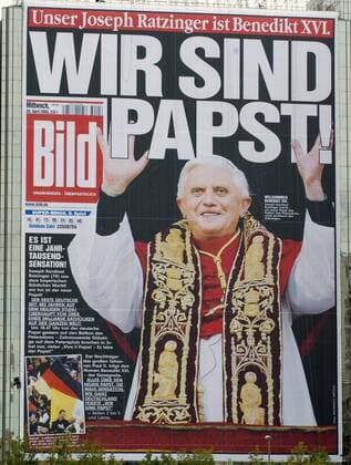 Anlässlich des Deutschlandbesuchs von Papst Benedikt XVI. hat der Axel-Springer-Medienkonzern seinen Neubauflügel in Berlin am Montag (19.09.2011) mit der Bild -Titelseite vom 20.04.2005 verhüllt. Als Joseph Ratzinger am 19.04.2005 zum Papst gewählt wurde, titelte die Bild -Zeitung am nächsten Tag Wir sind Papst! . Diese Titelseite ist jetzt vom 19. bis 27. August in der Größe von 45 x 64 Metern an zwei Seiten des Springer-Hauses in Berlin zu sehen. Die zwei Planen wiegen jeweils 1.235 Kilogramm und wurden als Stoffbahn entrollt. Papst Benedikt XVI. besucht vom 22. bis 25. September Deutschland. Stationen seiner Reise sind Berlin, das Bistum Erfurt und Freiburg. DER ABDRUCK DES EPD-FOTOS IST HONORARPFLICHTIG! Berliner Springer-Haus mit Bild -Titelseite Wir sind Papst! verhüllt 371204 EDITORIAL USE ONLY