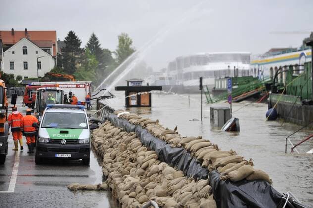 Hochwasser an der Donau in Regensburg, Bayern
