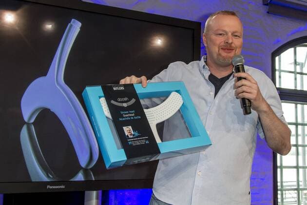 Stefan Raab mit dem Serienprodukt OVP bei der Präsentation des Duschkopfes doosh by Stefan Raab in Köln Präsentation des Duschkopfes doosh by Stefan Raab im Deutschen Sport- und Olympia Museum in Köln