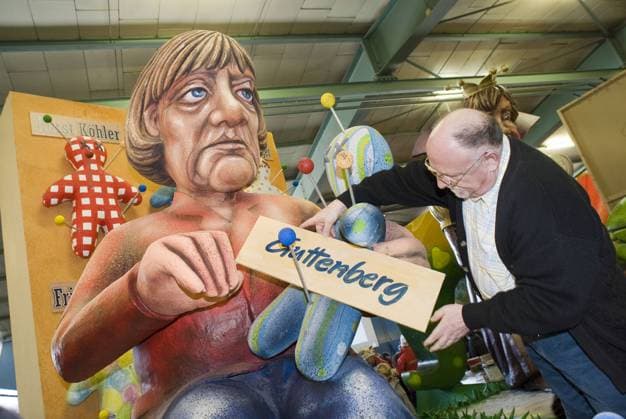 Vorstellung der Motivwagen für den Rosenmontagsumzug am 7. März in Mainz (Foto vom 01.03.2011; der Mainzer Wagenbauer Dieter Wenger befestigt ein Schild mit den Namen von Karl-Theodor zu Guttenberg am Motivwagen Angies Voodoo Lounge , Zugnummer 94). Äußerungen von Papst Benedikt XVI zum Gebrauch von Kondomen in Ausnahmefällen finden ihr Echo bei der diesjährigen Mainzer Fastnacht. Einer der am Montag (1. März) vorgestellten Motivwagen zeigt eine Papstfigur, der zu Luftballons aufgeblasene Präservative verteilt. Auch das Thema Kindesmissbrauch wird in der Mainzer Fastnacht nicht ausgeblendet: Ein weiterer Motivwagen stellt einen Mönch dar, der dicke Aktenordner unter einen Teppich kehrt und dabei einen Bischof vom Stuhl stürzt. Anders, als manches Mal in der Vergangenheit erwarten die Verantwortlichen vom Mainzer Carnevalverein (MCV) in diesem Jahr wegen der Motive keinen Ärger mit der K 359943 EDITORIAL USE ONLY