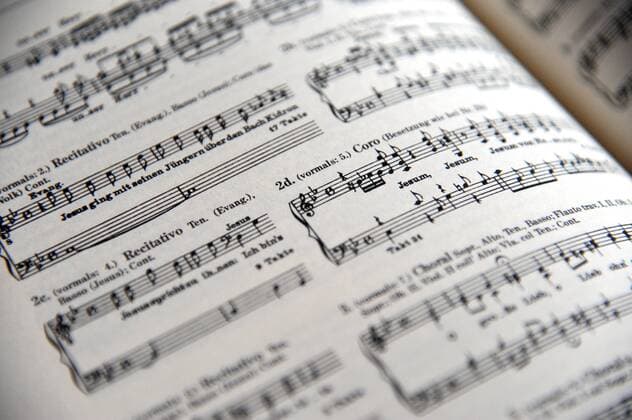 Notenblatt aus der Johannes-Passion auf der Hauptorgel der evangelisch-lutherischen Marktkirche in Hannover (Foto vom 15.03.2011). Die Johannes-Passion von Johann Sebastian Bach ist die Leidensgeschichte Jesu, wie sie das Johannes-Evangelium beschreibt. DER ABDRUCK DES EPD-FOTOS IST HONORARPFLICHTIG! Kirchenmusik: Die Johannes-Passion von Johann Sebastian Bach 360778 EDITORIAL USE ONLY