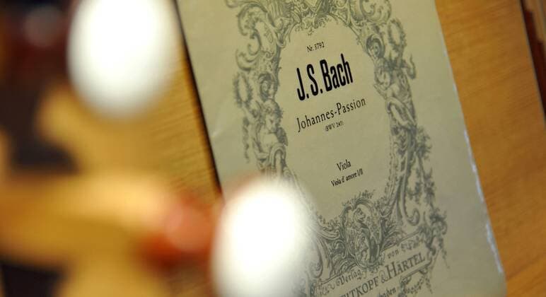 Notenblatt aus der Johannes-Passion auf der Hauptorgel der evangelisch-lutherischen Marktkirche in Hannover (Foto vom 15.03.2011) . Die Johannes-Passion von Johann Sebastian Bach ist die Leidensgeschichte Jesu, wie sie das Johannes-Evangelium beschreibt. DER ABDRUCK DES EPD-FOTOS IST HONORARPFLICHTIG! Kirchenmusik: Die Johannes-Passion von Johann Sebastian Bach 360784 EDITORIAL USE ONLY