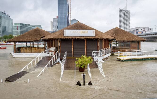 04.06.2013, Donau, Wien, AUT, Hochwasser in Österreich, im Bild die Sansi Bar an der Neuen Donau Flooding in Austria, Vienna, Austria on 2013 06 04. EP_PUCH E
