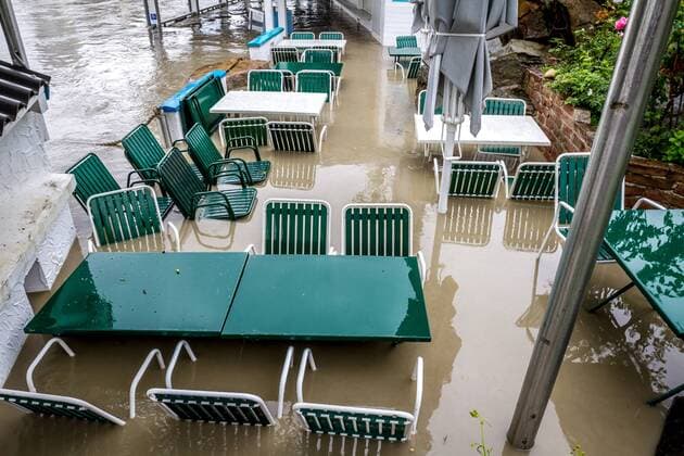 04.06.2013, Donau, Wien, AUT, Hochwasser in Österreich, im Bild die Taverne Sokrates an der Neuen Donau Flooding in Austria, Vienna, Austria on 2013 06 04. EP_PUCH E