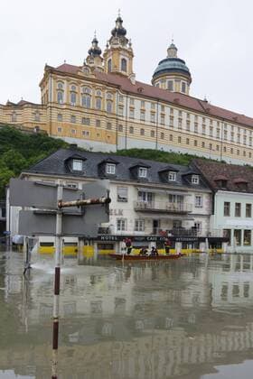 Donau-Hochwasser: überflutete Altstadt und Stift Melk mit Zille der Feuerwehr in Melk, Österreich, Niederösterreich, Wachau