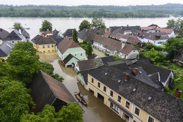 Donau-Hochwasser: Blick vom Eisenbahnviadukt Emmersdorf auf den überschwemmten Ort Emmersdorf in Emmersdorf an der Donau, Österreich, Niederösterreich, Wachau