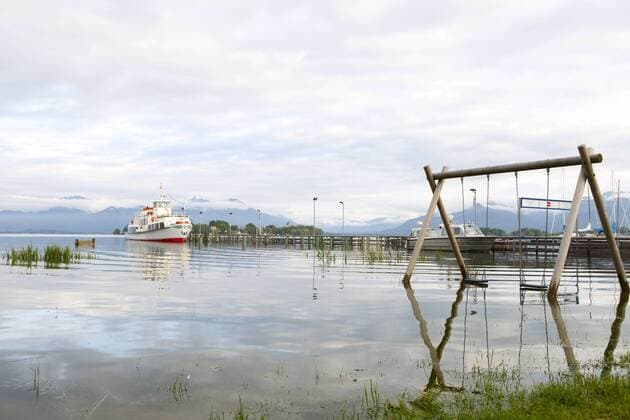 Chiemsee Hochwasser, 4-06-2013, +1,70 m über normal Pegel, Gstadt, Chiemgau, Bayern, Oberbayern, Deutschland  1000224494