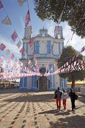 Mit Fähnchen geschmückter Vorplatz der Kirche Santa Lucia in San Cristobal de las Casas (Foto vom 11.12.2010). San Cristobal de las Casas gehört zu den schönsten Kolonialstädten Mexikos. Die 1528 gegründete Stadt zählt heute etwa 150 000 Einwohner und hat 12 Kirchen. DER ABDRUCK DES EPD-FOTOS IST HONORARPFLICHTIG! Kirchen in San Cristobal de las Casas, Mexiko 372304 EDITORIAL USE ONLY