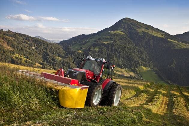 Traktor beim Heu mähen, Söll, Bezirk Kufstein, Nordtirol, Tirol, Österreich, Europa iblvch03035622.jpg