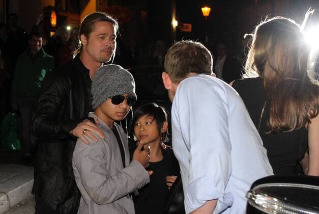 Brad Pitt und Angelina Jolie und Kinder im Kuchi Berlin-Mitte
