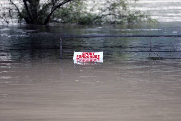 (130606) -- PASSAU, June 6, 2013 (Xinhua) -- A direction sign of a gymnasium is flooded in Passau, Germany, June 6, 2013. The flood situation in Passau, which has seen its worst flooding in 500 years, has eased as the water level of the Danube River dropped. (Xinhua Luo Huanhuan) (srb) GERMANY-PASSAU-FLOOD 