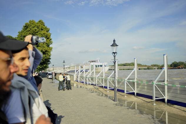 The level of the swollen Danube River in the Slovak capital of Bratislava beat the record from 2002, when devastating floods hit Central Europe. River started culminating this afternoon, June 6, 2013, sooner than expected, and it reached 10.34 metres. People have been warned of floods all along the Danube in Slovakia over the heavy rains after which rivers in Austria and Germany overflew their banks last weekend. A new anti-flood system was introduced in Bratislava two years ago. Hundreds of firefighters, policemen and soldiers are prepared to start fighting the flood if needed. (CTKxPhoto JanxKoller) CTKPhotoP201306060887501  kol 10