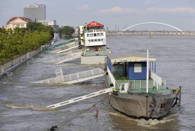 The level of the swollen Danube River in the Slovak capital of Bratislava beat the record from 2002, when devastating floods hit Central Europe. River started culminating this afternoon, June 6, 2013, sooner than expected, and it reached 10.34 metres. People have been warned of floods all along the Danube in Slovakia over the heavy rains after which rivers in Austria and Germany overflew their banks last weekend. A new anti-flood system was introduced in Bratislava two years ago. Hundreds of firefighters, policemen and soldiers are prepared to start fighting the flood if needed. (CTKxPhoto JanxKoller) CTKPhotoP201306060879101  kol 06