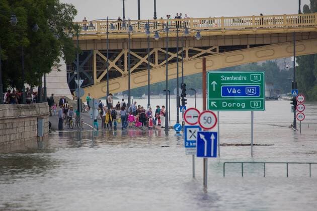 (130606) -- BUDAPEST, June 6, 2013 (Xinhua) -- People watch the Danube s floodwaters in central Budapest, Hungary, on June 6, 2013. The water level of the Danube in Budapest has risen and its peak is expected on the next Monday. (Xinhua Attila Volgyi) HUNGARY-BUDAPEST-DANUBE-FLOOD 